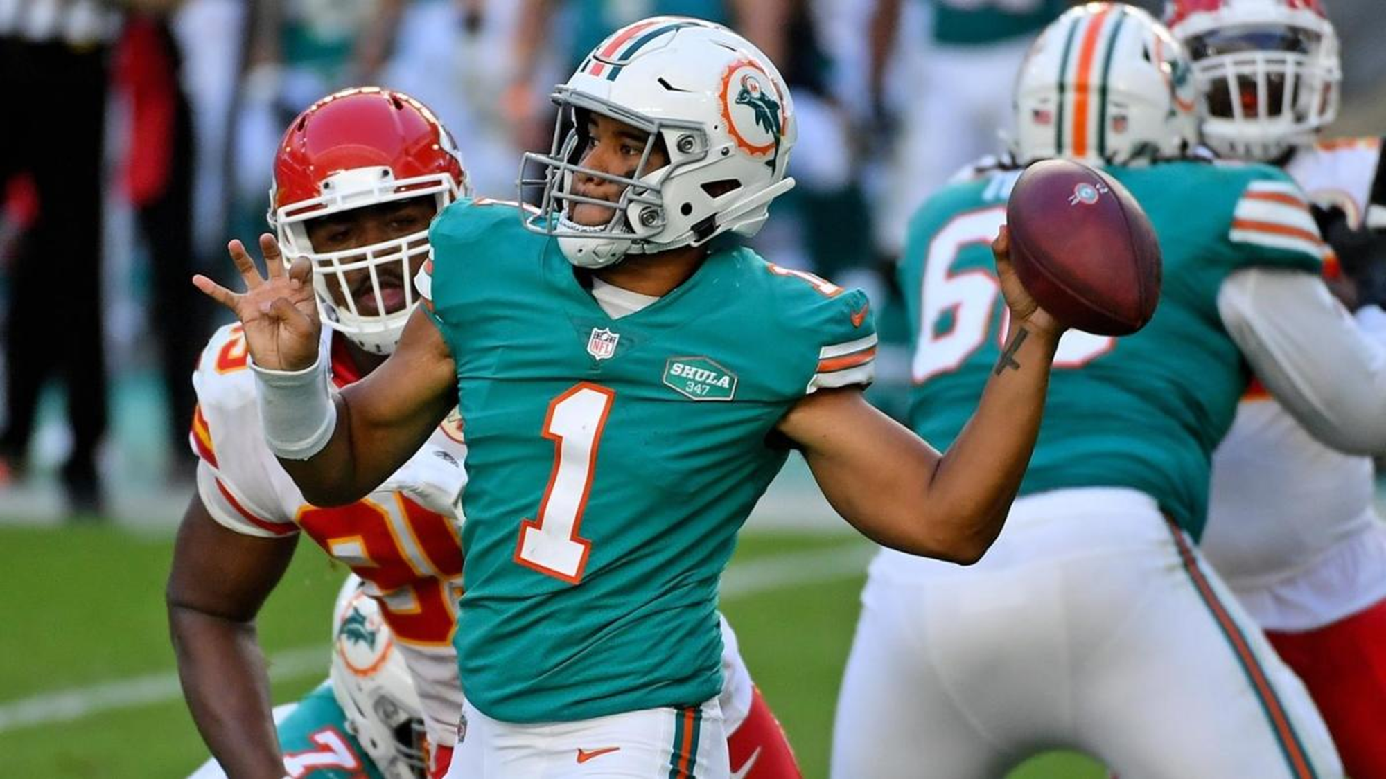 Tua Tagovailoa, de los Dolphins de Miami, sale del campo en